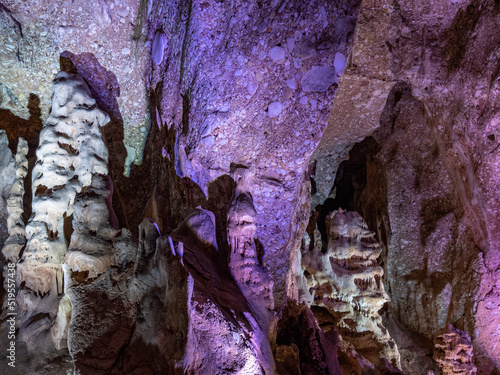 Estalagmitas y conglomerado en el interior de una cueva
