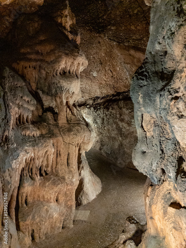 Pasadizo en el interior de una cueva