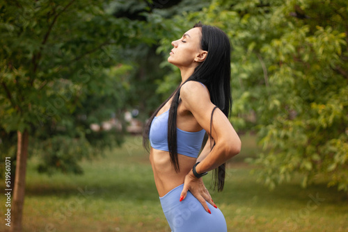 Foto Stretching woman in outdoor sport exercise