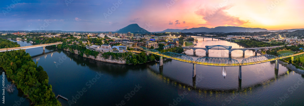 Φωτογραφία chattanooga skyline with blue hour and sunset