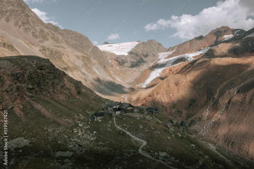 Eine Schutzhütte vor einem Gletscher. Klimawandel am Gletscher. Weißkogelhütte in Langtaufers. Drohnenfoto Hütte und Gletscher 2