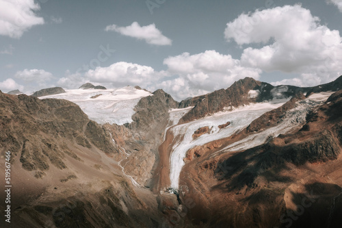 Gletscher am schmelzen. Gletschergebiet in Langtaufers, Südtirol. Riesiger Wasserfall am Gletscher. Klimwandel verändert Gletscher 2