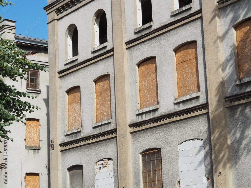 Fototapeta premium Zniszczony dom z oknami zabezpieczone deskami