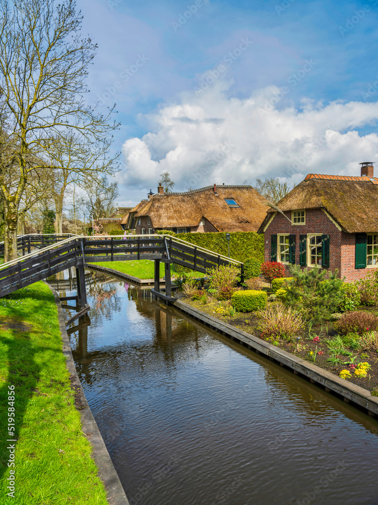 Thatched roof houses house on canal side in the charming village of Giethoorn, Netherlands