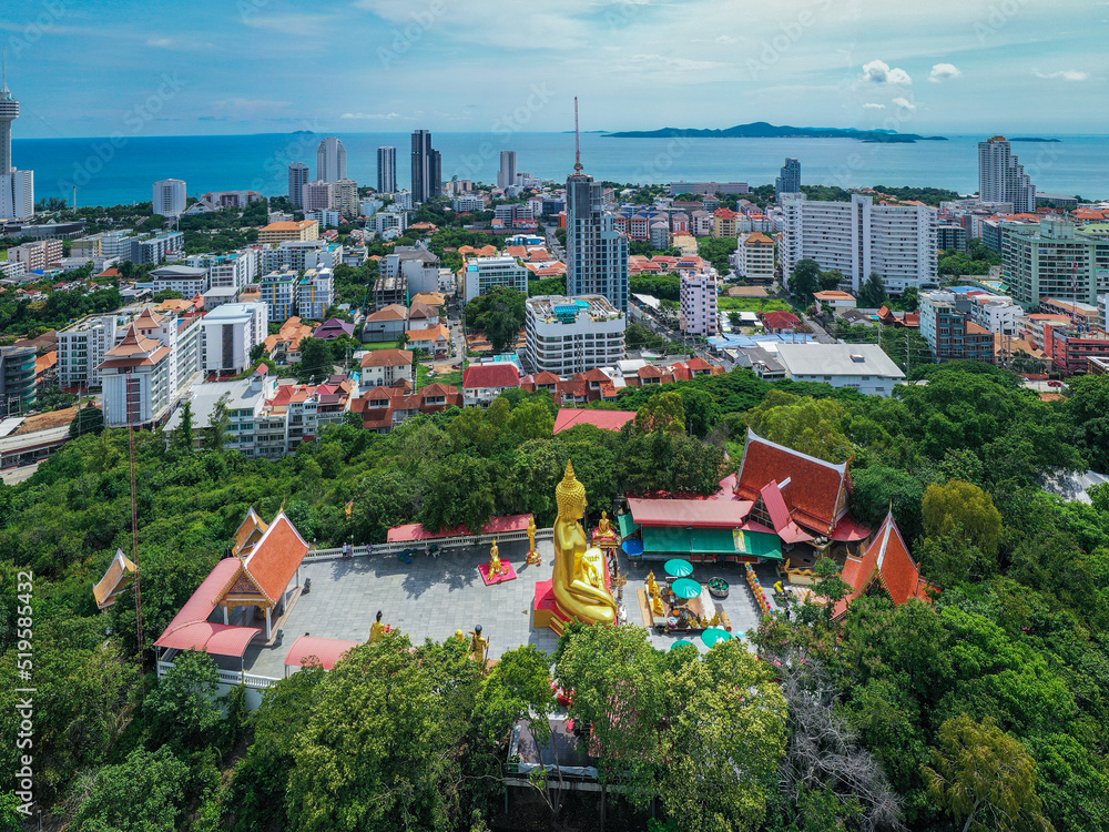 Der Big Buddha Pattaya, auch Wat Phra Khao Yai bekannt, liegt auf dem höchsten Punkt der Stadt und ist 18 Meter hoch. Eine der schönsten Aussichten über Pattaya.