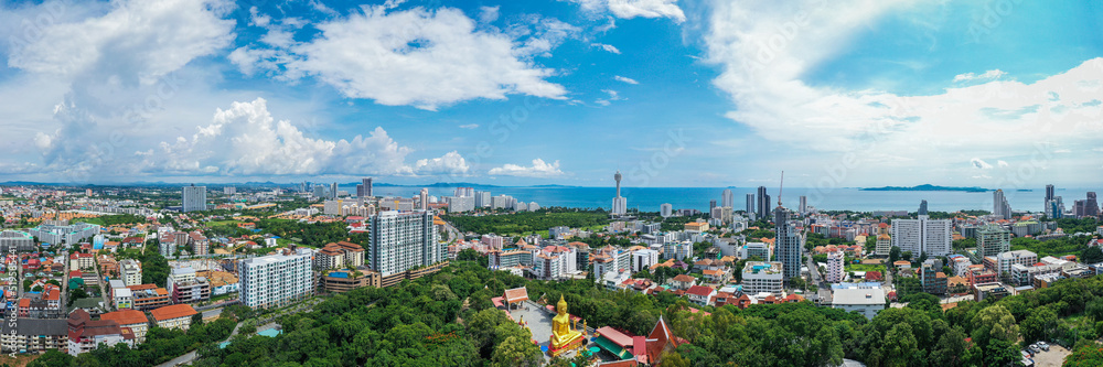 Fototapeta premium Der Big Buddha Pattaya, auch Wat Phra Khao Yai bekannt, liegt auf dem höchsten Punkt der Stadt und ist 18 Meter hoch. Eine der schönsten Aussichten über Pattaya.