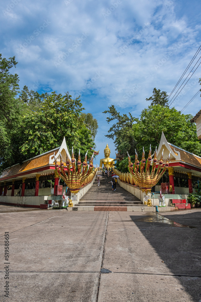 Obraz premium Der Big Buddha Pattaya, auch Wat Phra Khao Yai bekannt, liegt auf dem höchsten Punkt der Stadt und ist 18 Meter hoch. Eine der schönsten Aussichten über Pattaya.