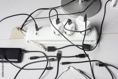 Kabelwirrwar und Steckerleiste für verschiedene elektronische Geräte