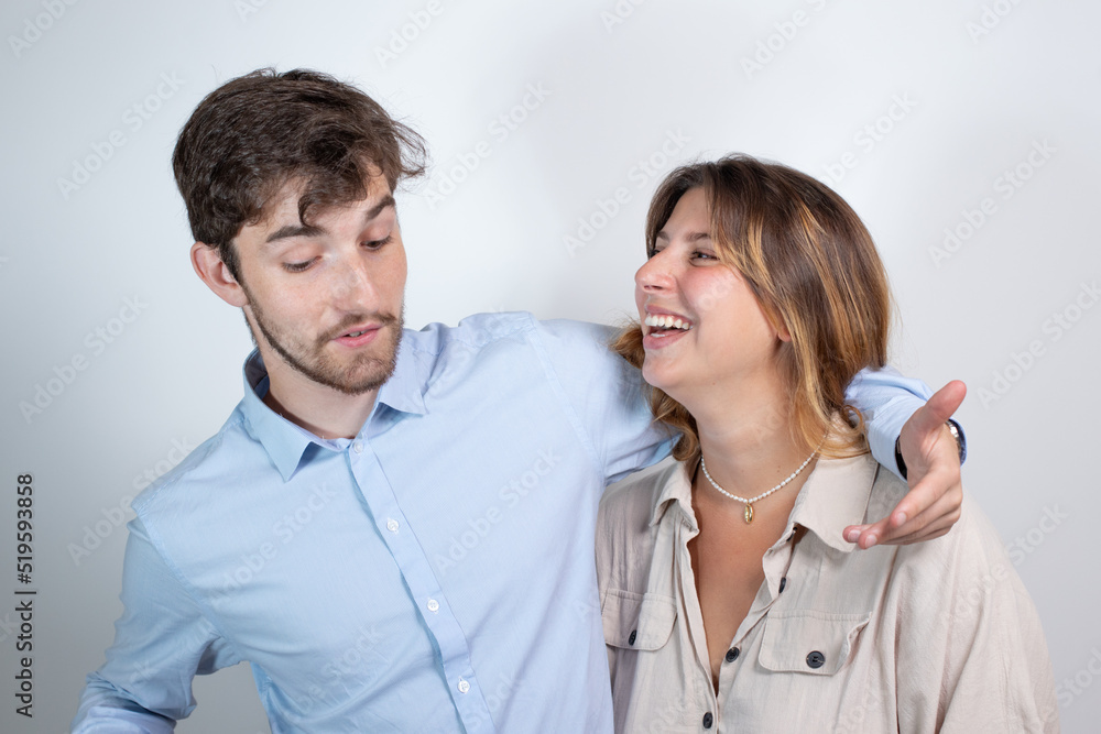 un couple s'amuse et plaisante. La jeune femme chatouille son compagnon en riant. un couple s'amuse et plaisante. La jeune femme chatouille son compagnon en riant.