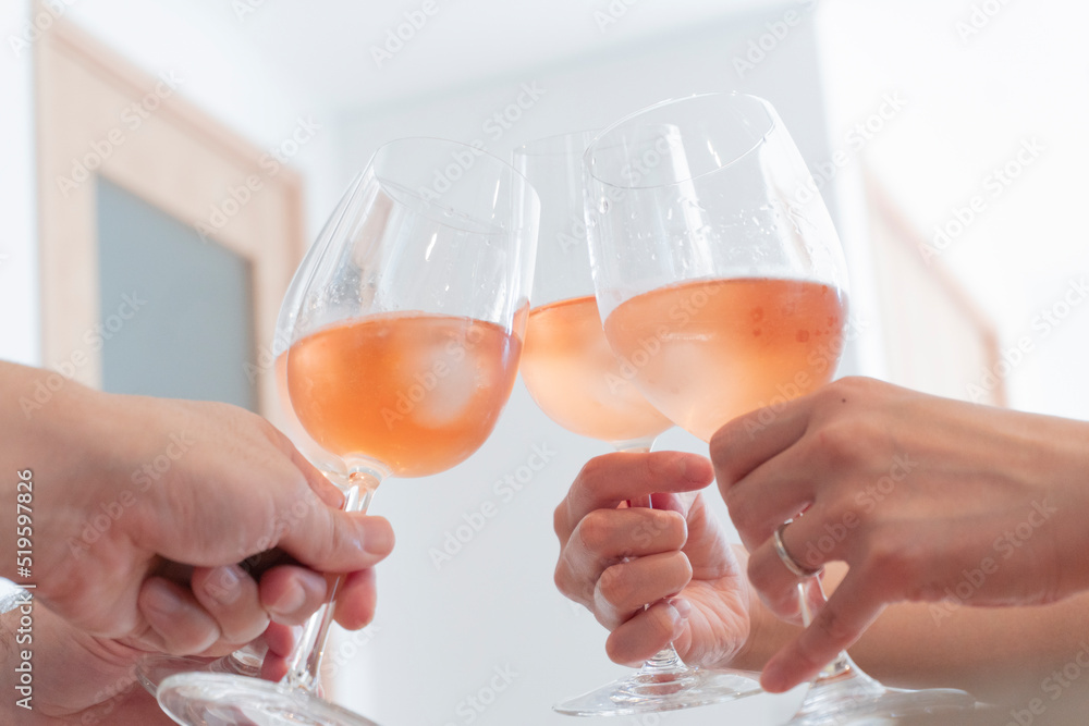 ワイングラスで乾杯する イメージ ワイングラスで乾杯する イメージ