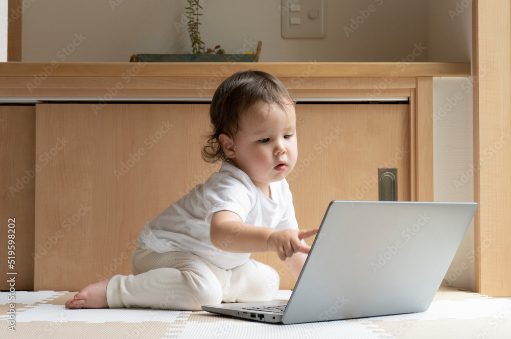 目の前のPCを操作するハーフの男の子 目の前のPCを操作するハーフの男の子