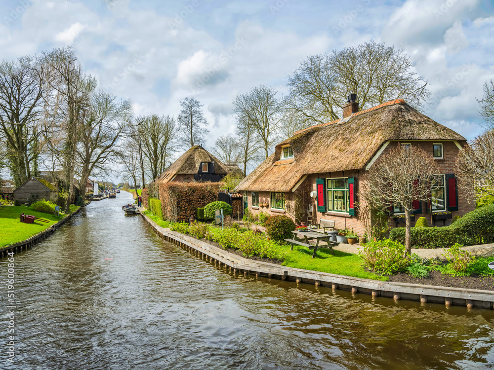 Canal side thatched roof houses in the fairy tale village of Giethoorn, Netherlands