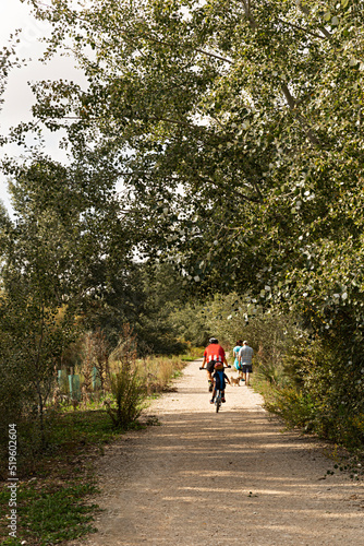 Grupo de personas montando en bicicleta por el campo.