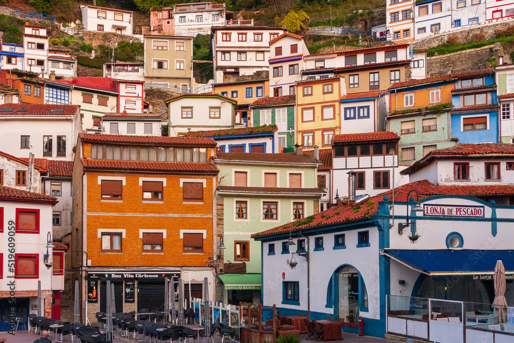Casas de colores en un pueblo de asturias 