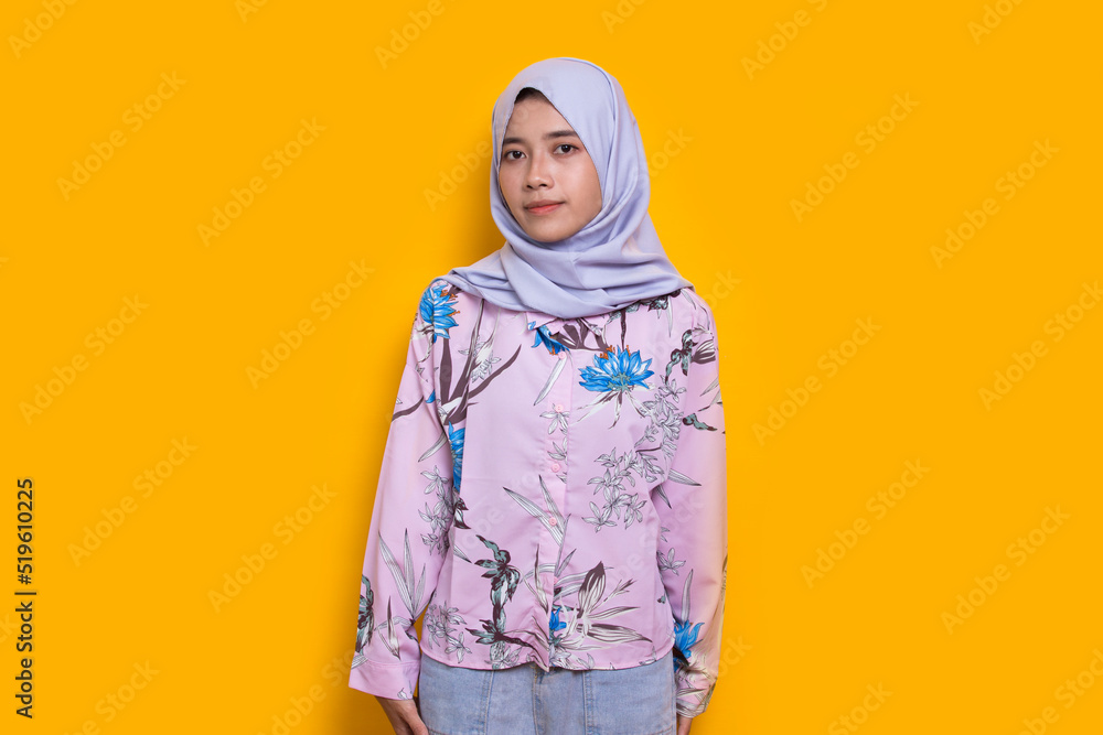 portrait young asian muslim woman in head scarf isolated on yellow background
portrait young asian muslim woman in head scarf isolated on yellow background