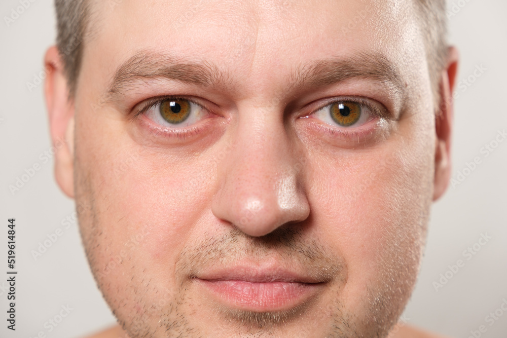 Obraz premium The face of a 36-year-old Caucasian man with a close-up of him looking into the camera.