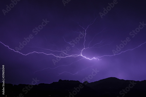 Gewitter mit Blitz über dem Bergland