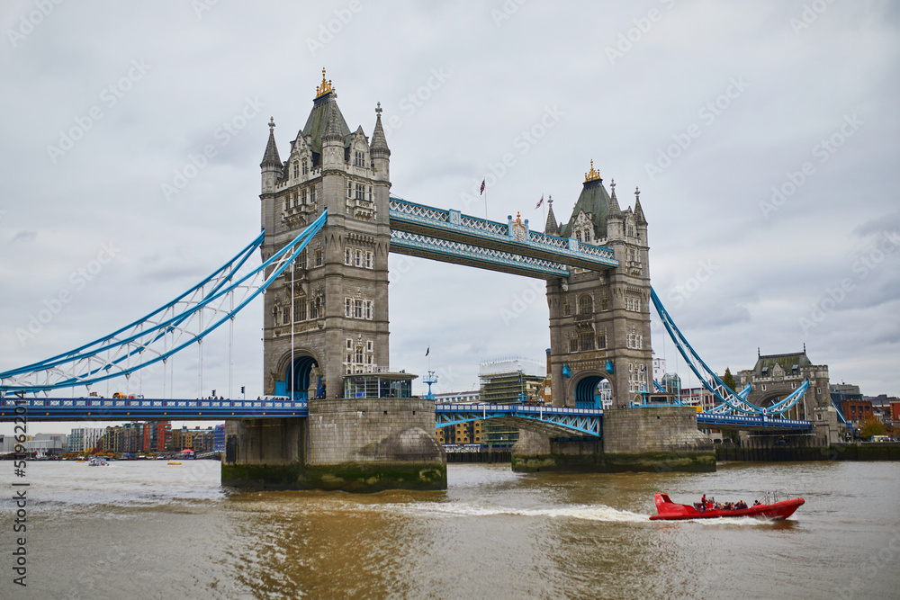Fototapeta premium Scenic view of famous Tower bridge in London, UK, on a fall day