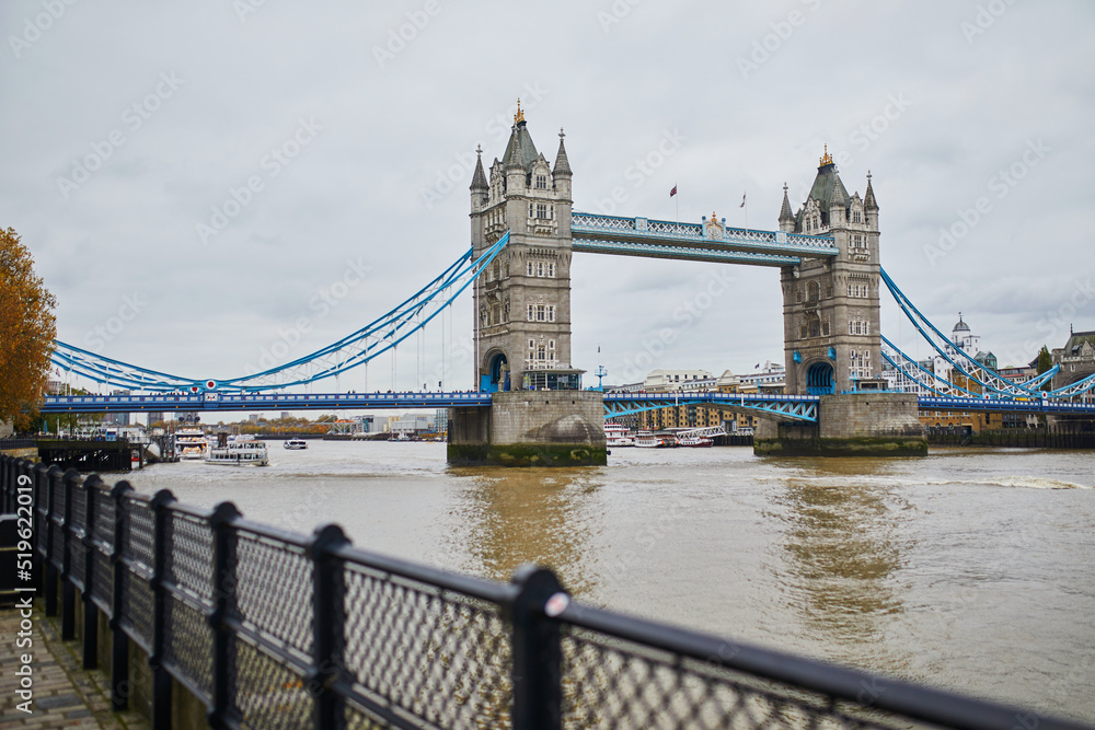 Fototapeta premium Scenic view of famous Tower bridge in London, UK, on a fall day