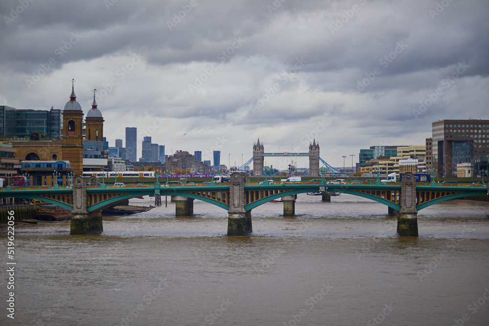 Fototapeta premium Scenic view of London skyline on foggy fall day