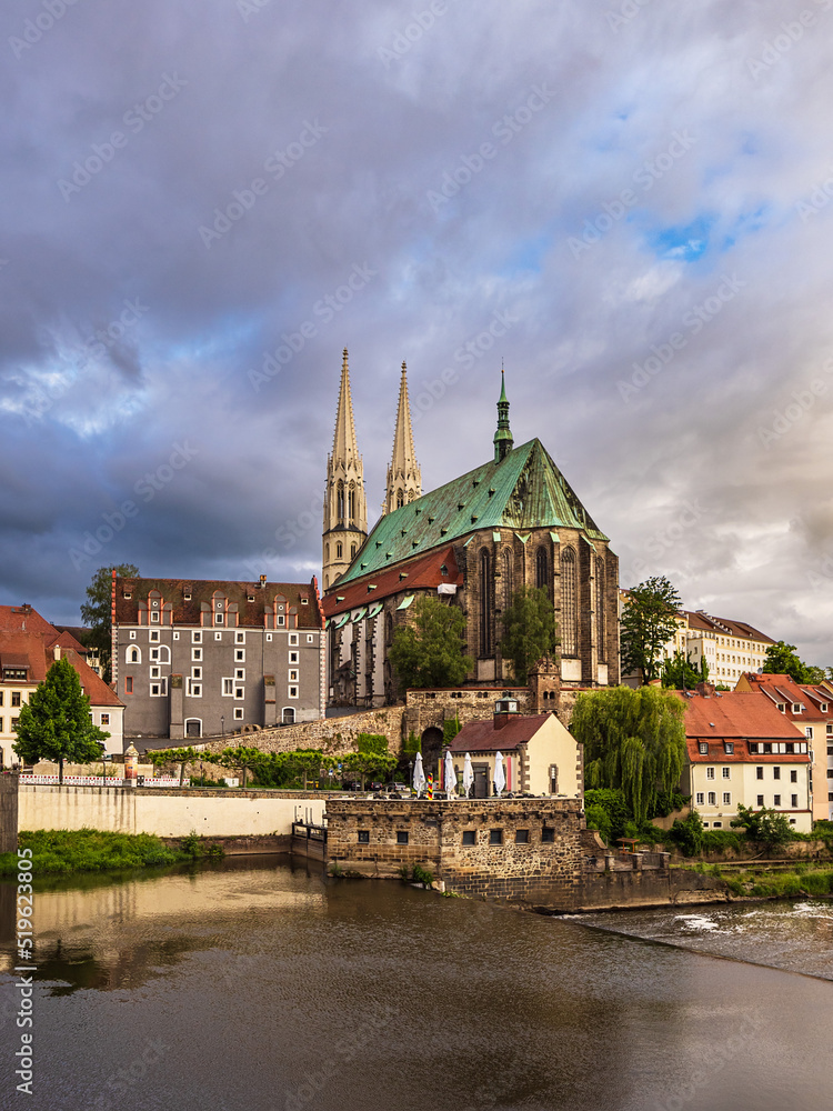 Blick über den Fluss Neiße auf die Peterskirche in Görlitz