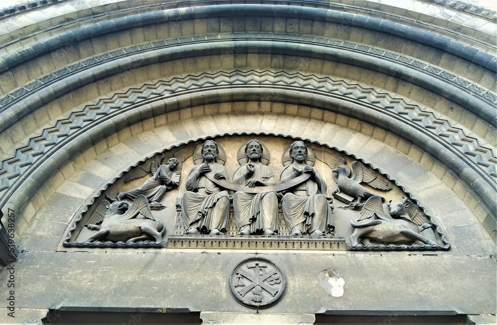 Sculptures sur le devant d'une église