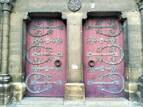 Deux énormes porte d'église photo