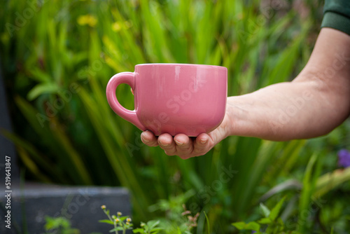 Bebiendo Café Al aire libre