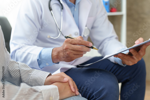 Doctor explains the patient's illness and treatment methods in detail to the patient, as well as the medication to treat the disease.
