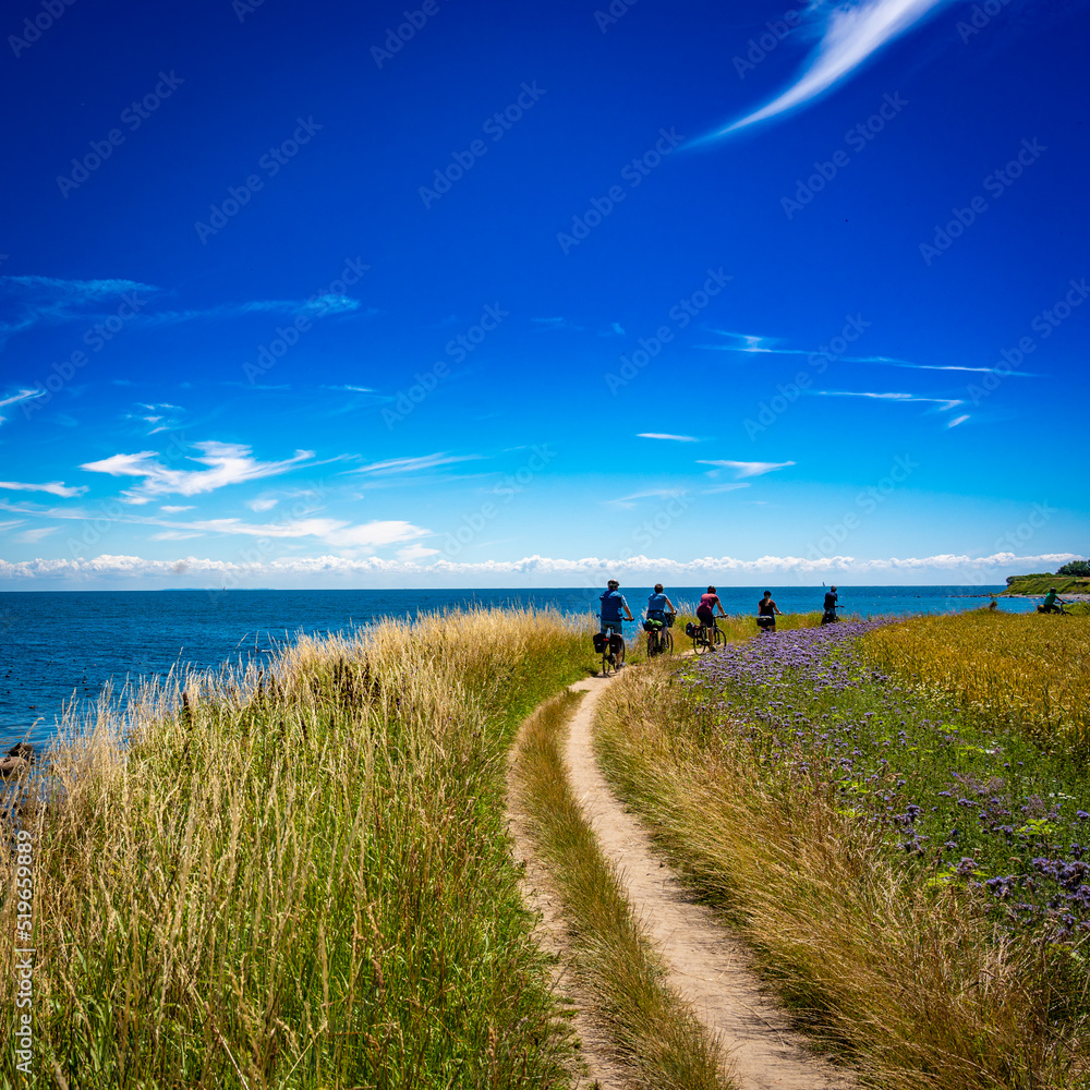 Radfahre auf Radweg an der Steilküste auf Fehmarn Radfahre auf Radweg an der Steilküste auf Fehmarn