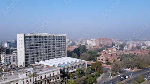 Foto An aerial image of the State Bank of Pakistan's building and Lahore High Court's historic building located on Mall Road