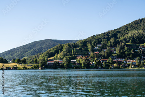 Obraz na płótnie Ausblick auf den Tegernsee an einem wolkenlosen Sommerabend in Rottach-Egern w salonie