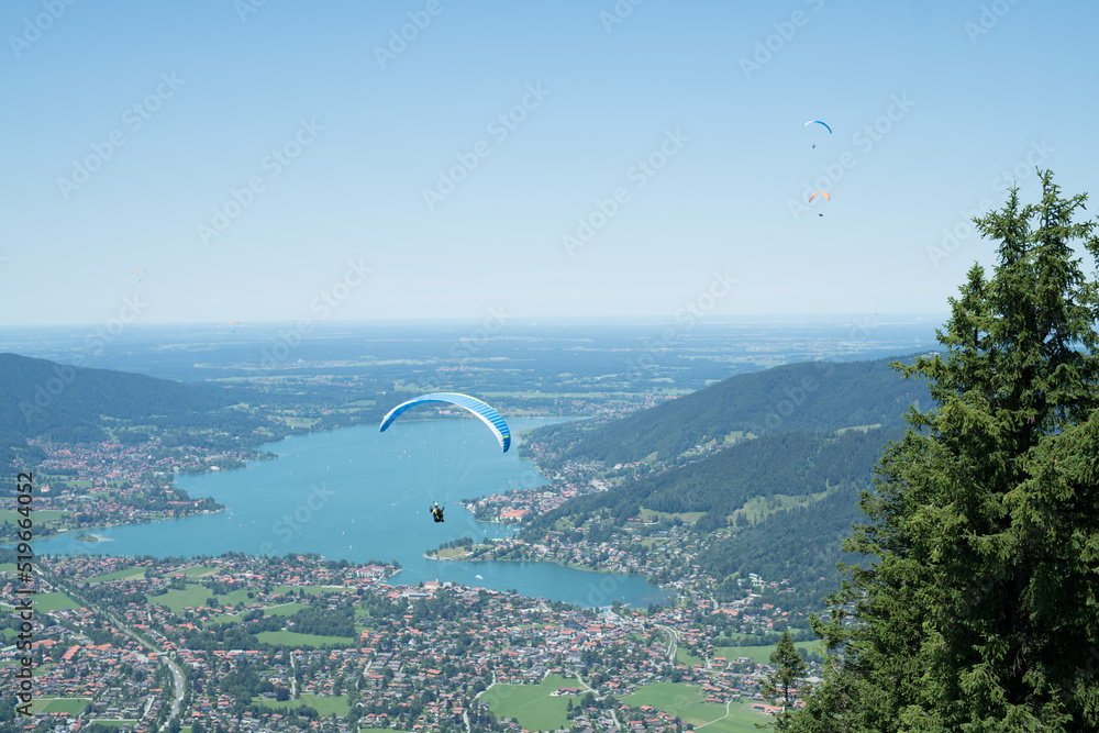Gleitschirm fliegen am Wallberg Tegernsee in Bayern an einen Sommertag mit strahlendem Sonnenschein