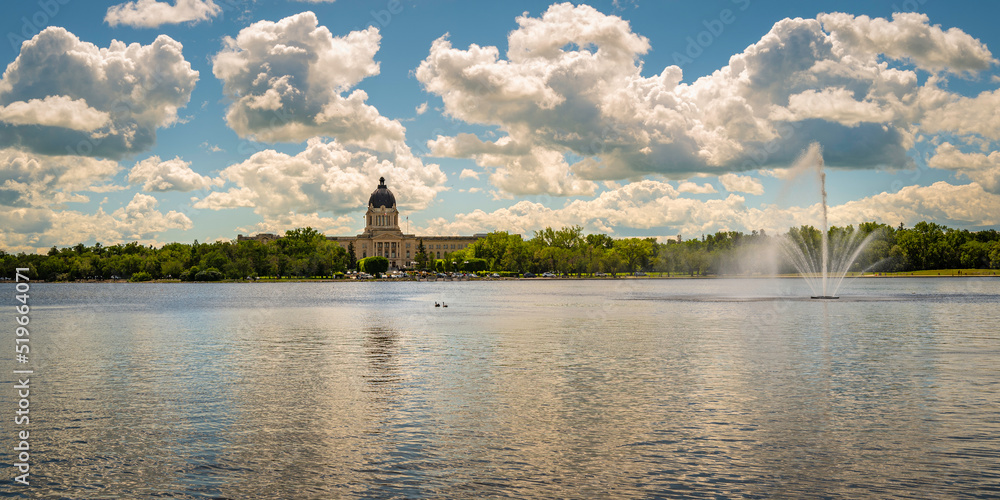 Obraz premium Dramatic cloudscape over Wascana Lake park in Regina, Canada, at sunrise