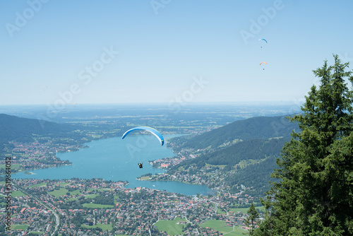 Obraz na płótnie Gleitschirm fliegen am Wallberg Tegernsee in Bayern an einen Sommertag mit strahlendem Sonnenschein w salonie