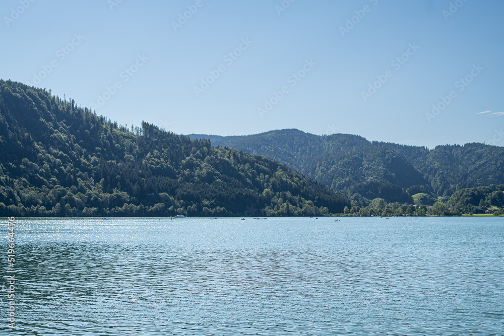 Schliersee in Bayern an einem schönen Sommertag bei strahlendem Sonnenschein