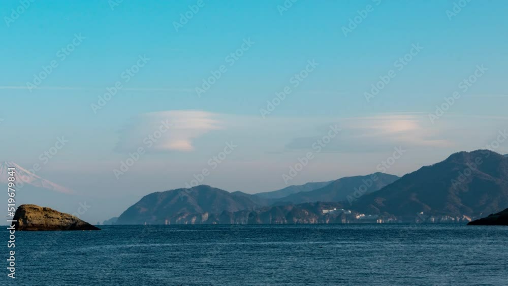 西伊豆松崎町雲見より望む駿河湾越しの富士山とレンズ雲のタイムラプス映像(パンニング) 西伊豆松崎町雲見より望む駿河湾越しの富士山とレンズ雲のタイムラプス映像(パンニング)