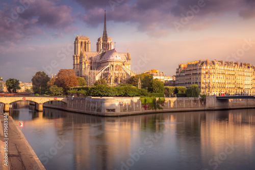 Obraz na plátně Notre Dame of Paris on Seine River reflection at sunrise, France