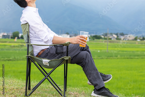 田園の中でビールを楽しむ男性　beer	