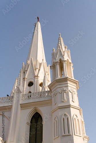 Biała katedra, Chennai, Indie, na tle niebieskiego nieba.