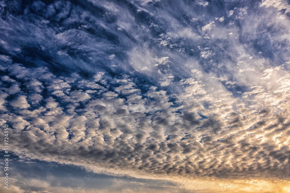 Obraz premium summer evening sunset with small yellow clouds