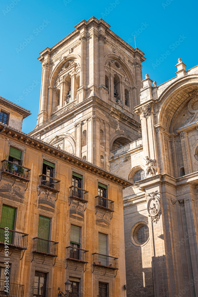 Campanario barroco de la catedral de Granada visto desde la plaza de las Pasiegas, España