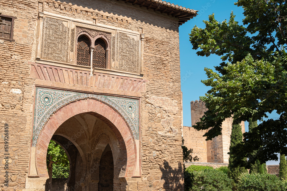 Puerta del vino del siglo XIV en el reciento de la Alhambra de Granada, España