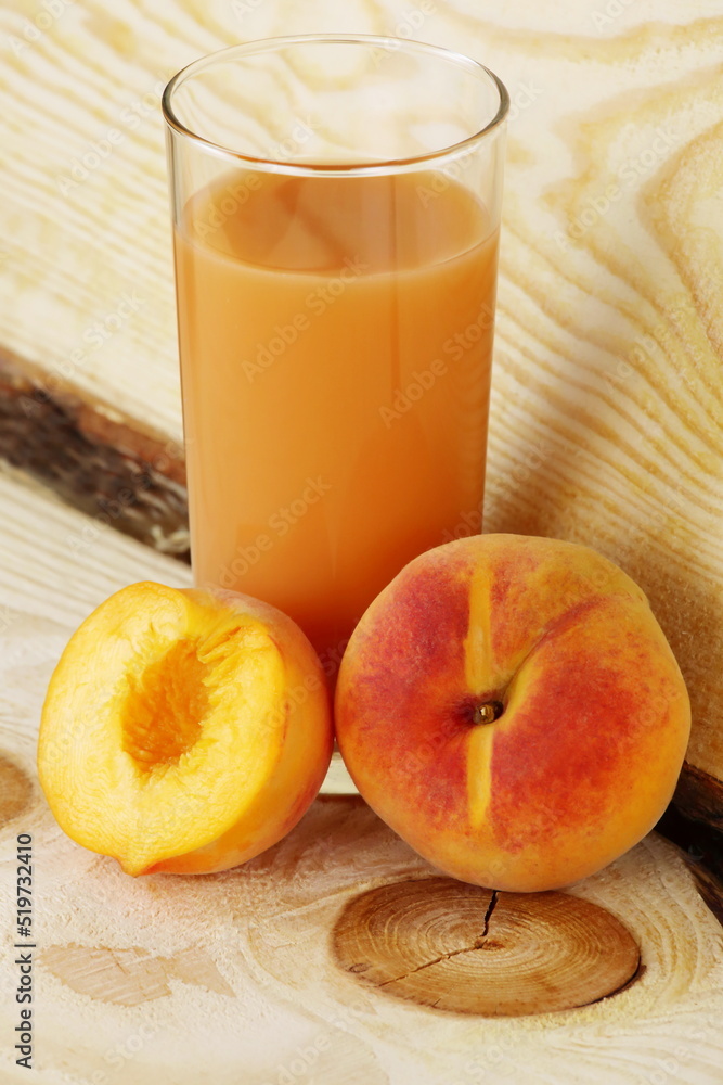Succo di frutta alla pesca con pesche Succo di frutta alla pesca con pesche
