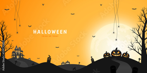 Photo Halloween pumpkin lanterns, haunted house and spooky trees with orange sky and moonlight background