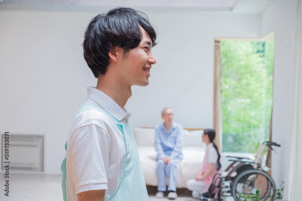 Obraz premium 若い男性の介護シーン