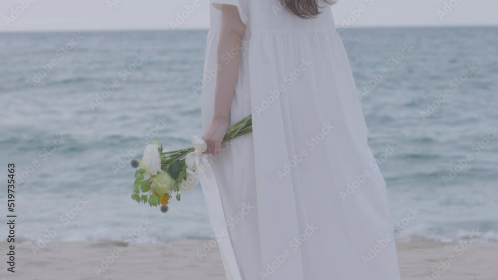 ドレスを着て花束を持つ若い日本人女性 ドレスを着て花束を持つ若い日本人女性