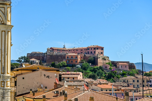 Portoferraio, Festung, Forte Stella, Falcone, Leuchtturm, Altstadt, Hafen, Insel, Elba, Altstadthäuser, Boote, Fähre, Fährhafen, Badestrand, Toskana, Toskanischer Archipel, Sommer, Italien