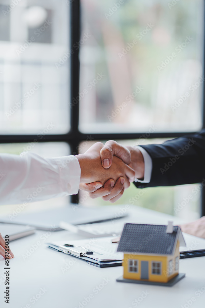 Fototapeta premium Handshake real estate agents deliver sample homes to customers. mortgage loan agreement Make a contract for hire purchase and sale of a house. and home insurance contracts home mortgage loan concept