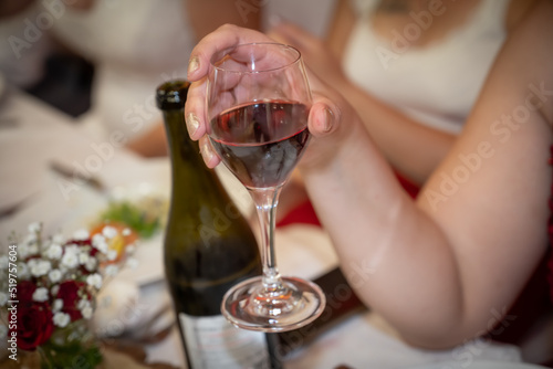 femme tenant un verre de vin rouge    la main